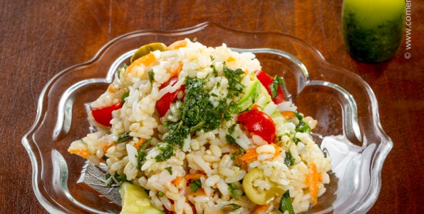 Salada de arroz com azeite verde e legumes