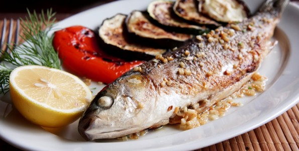 Peixes estão entre os alimentos mais indicados para cuidar dos ossos e do coração